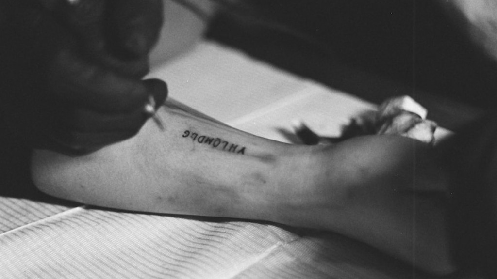 Este sigur să puneți cenușa în cerneală pentru tatuaje